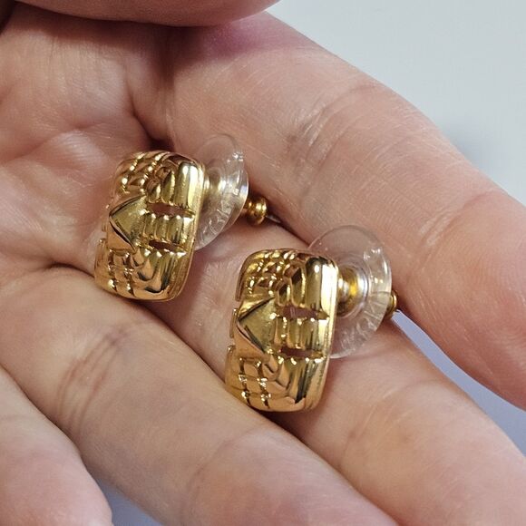 *Sale* Vintage Monet Gold Tone Diamond Shaped Earrings - Picture 2 of 13